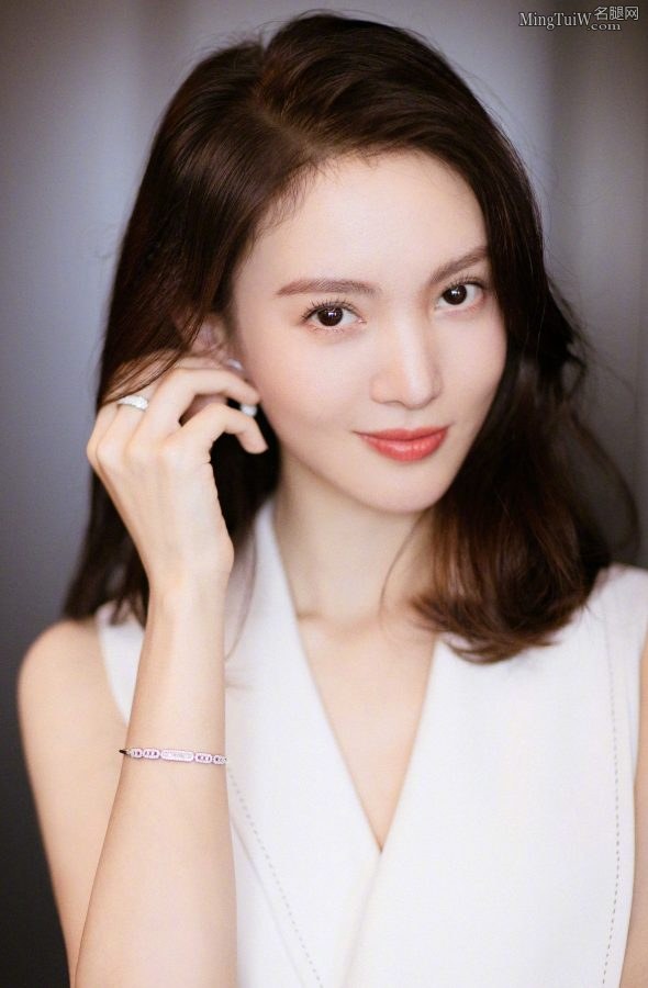 气质美女明星金晨白裙玉腿(3/5)