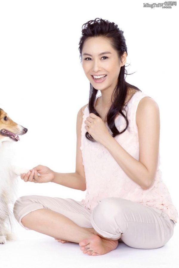 朱茵光着脚丫子和狗狗拍写真(3/4)