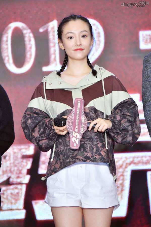 梳了两条小辫子的吴倩穿了白色热裤秀美腿(2/6)
