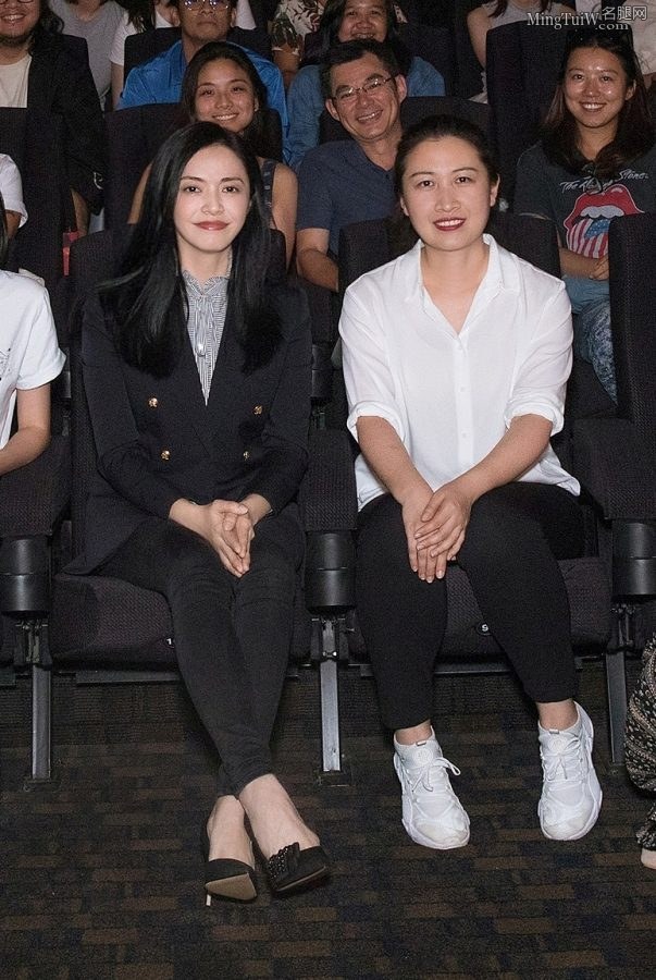 Actress Yao Chen's sexy high-heeled insteps(1/4)