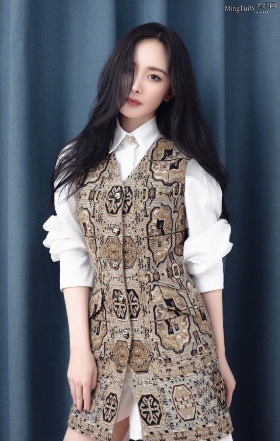 杨幂的迷人脸蛋加上纤细玉手和美腿 谁能不喜欢？(3/9)