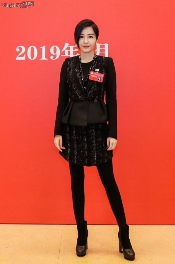 Tang Jingmei's legs are elegant in black thick pantyhose(1/4)
