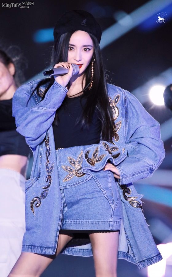杨幂的女神Style 小皮靴贝雷帽一扭一扭真像样(32/36)