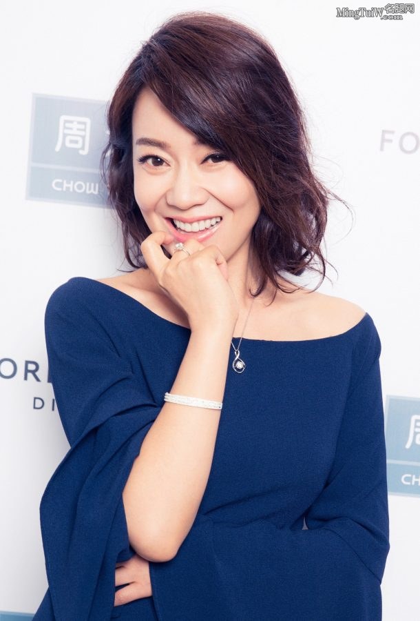 闫妮的姿态妩媚多姿 美足毫不吝啬露出(4/9)