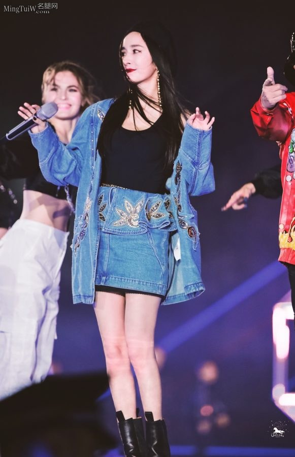杨幂的女神Style 小皮靴贝雷帽一扭一扭真像样(30/36)