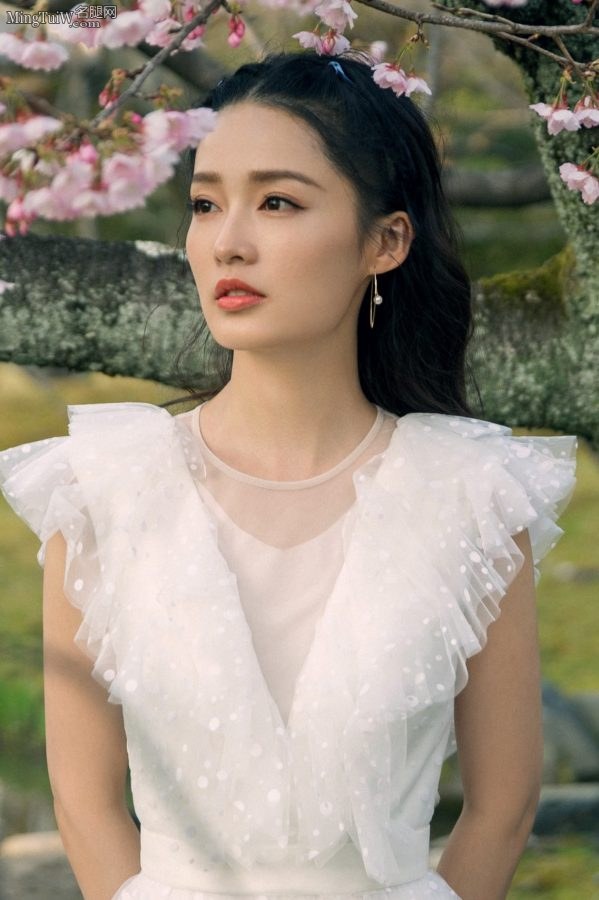 桃花树下的美女李沁 身穿白裙气质清新脱俗(3/4)