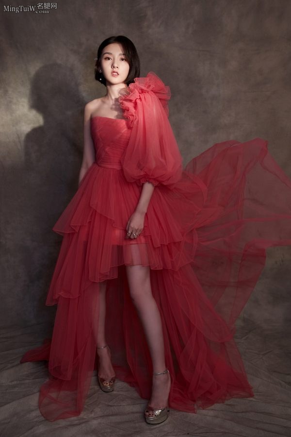 Song Zuer looked gorgeous in a pink gauze skirt and wore silver Jimmy Choo platform high-heeled shoes(2/4)