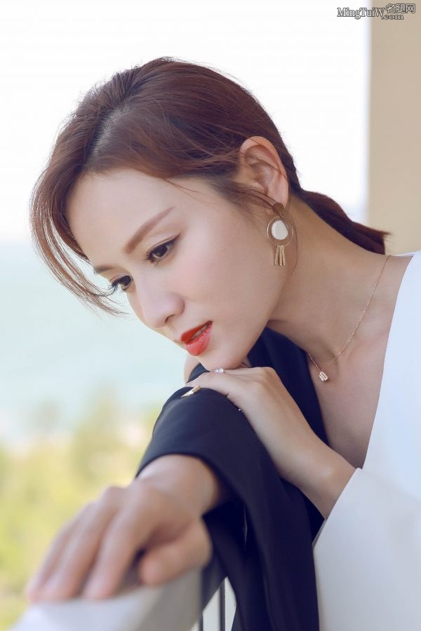 大气的美娇妻叶一茜的精致玉足(9/13)