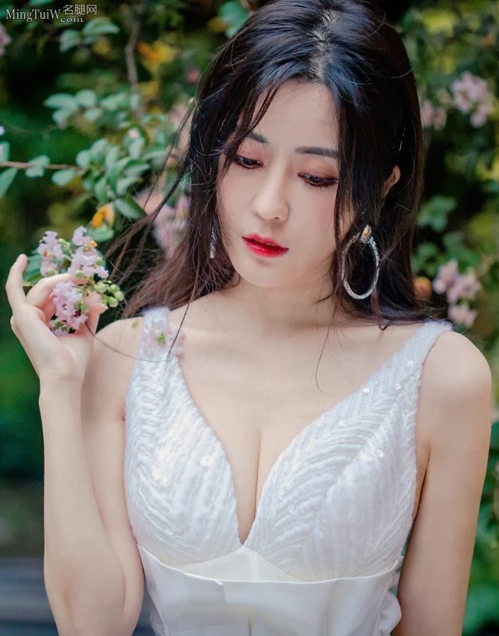 妖艳的美女汤晶媚好胸好凶(3/6)