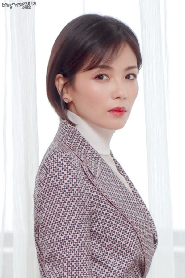 Liu Tao wears silver stilettos and his wife is so beautiful(2/2)