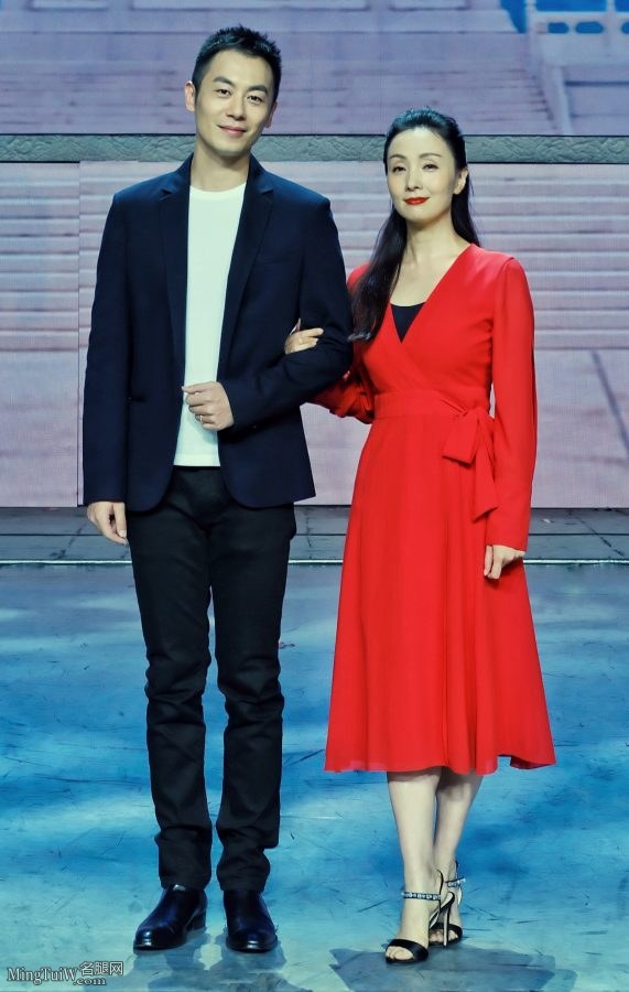姚晨、佟丽娅、陶虹三女同框年纪越小裙子越短(7/11)