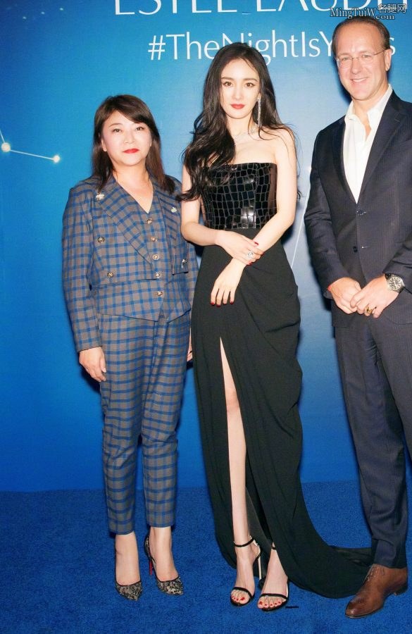 杨幂性感开叉礼服吸睛 精致的玉足脚趾上涂成了鲜红色(6/7)