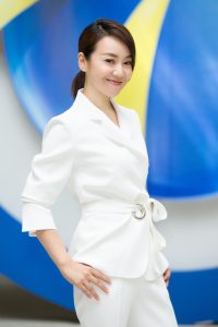 气质女星闫妮穿白色西装踩尖头高跟想让她当我的女老板