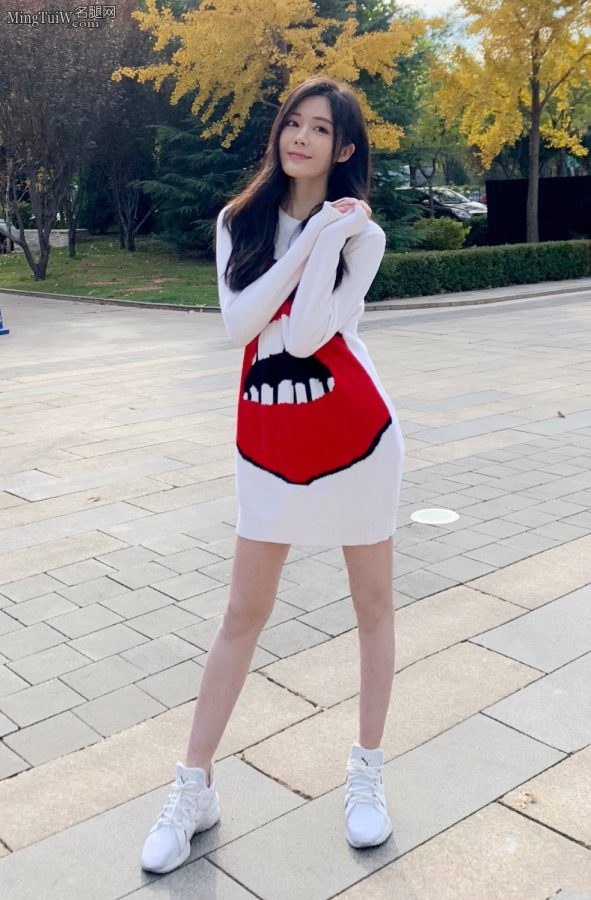手机拍摄汤晶媚白皙的少女腿(1/3)