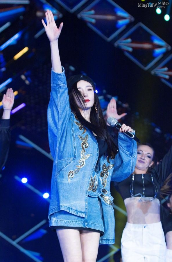 杨幂的女神Style 小皮靴贝雷帽一扭一扭真像样(8/36)