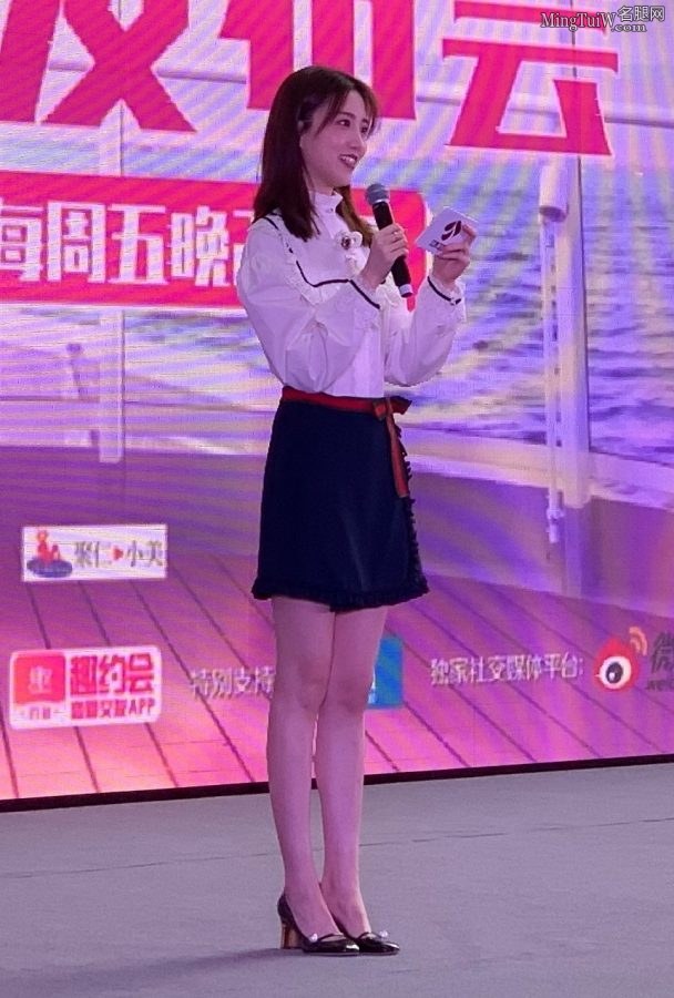 张纯烨笔直美腿主持电视剧发布会(2/2)