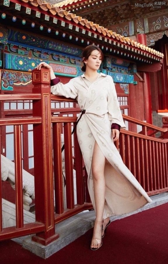 陈昊宇在古建筑里拍写真秀出性感长腿(1/2)