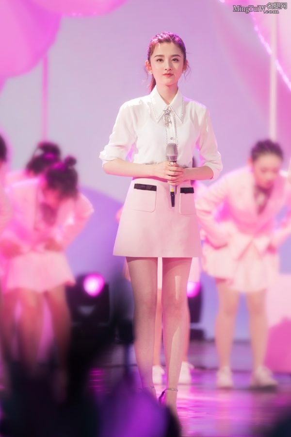 98年美女明星宋祖儿秀出长直的美腿(3/8)