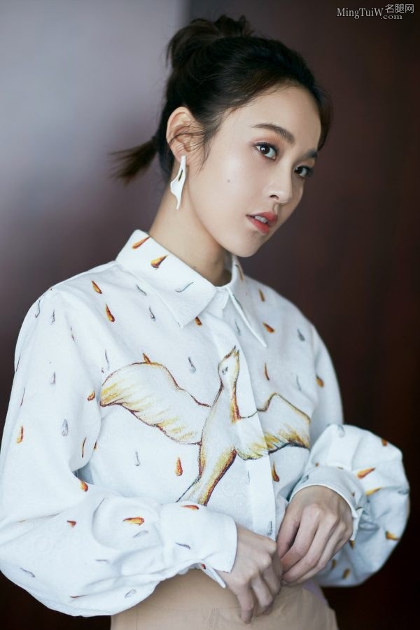 长腿女明星张佳宁梳起丸子头太可爱(9/10)
