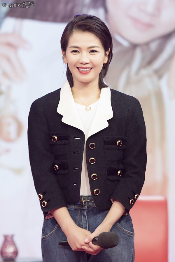 女神刘涛玉手拿话筒姿势到位 脚踩凉高跟玉趾整齐(6/6)