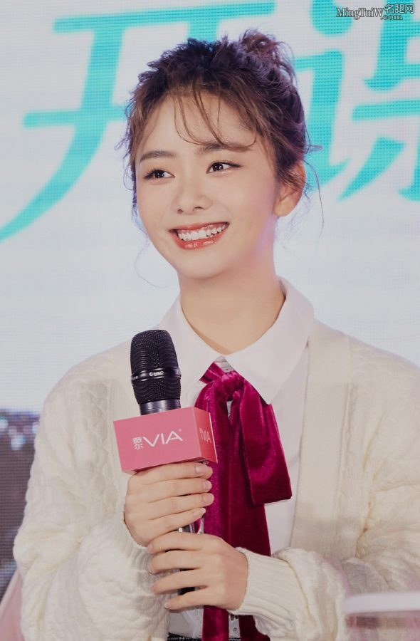 谭松韵穿上了学生装露玉腿气质清纯(7/7)