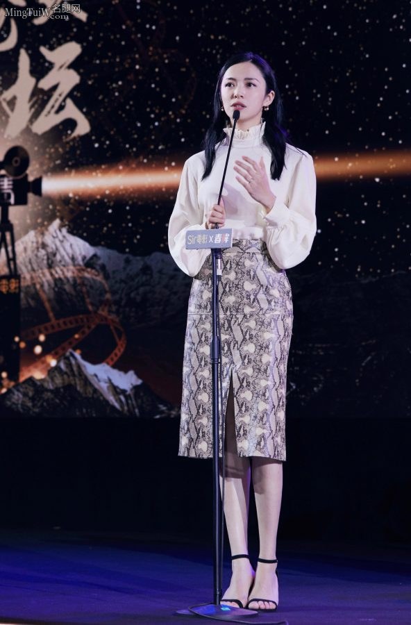 姚晨优雅叠腿坐姿肌肤如白玉般光滑(6/7)