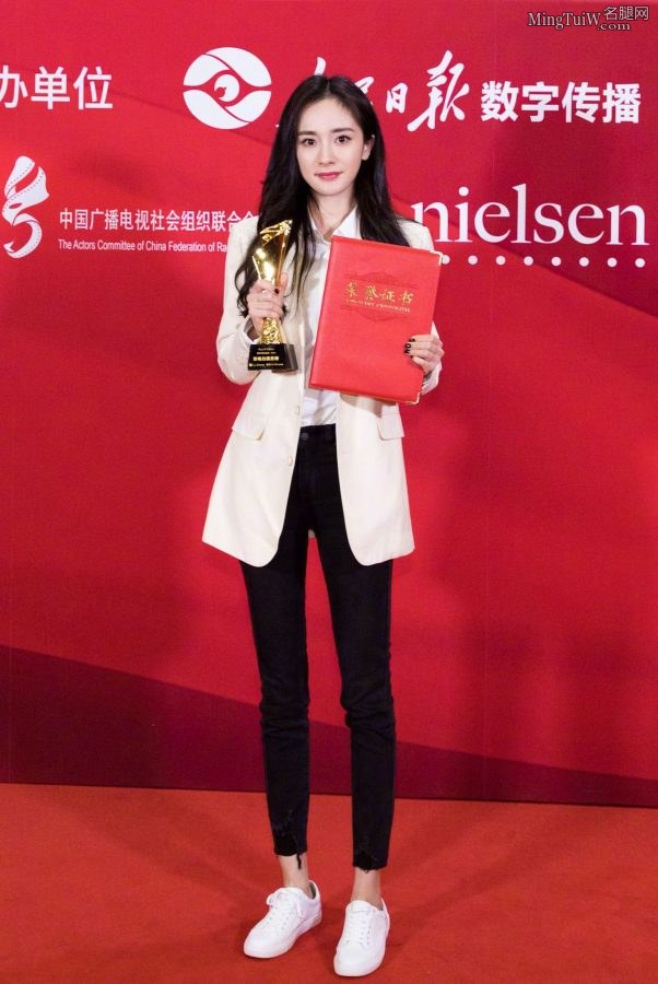 杨幂白色西装配紧身牛仔裤既成熟又乖巧(3/7)