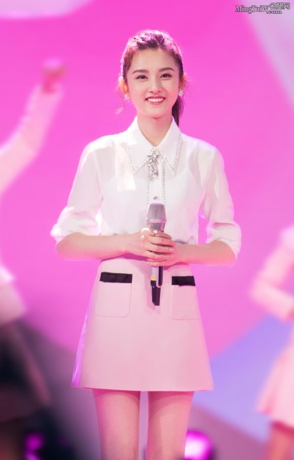 98年美女明星宋祖儿秀出长直的美腿(7/8)