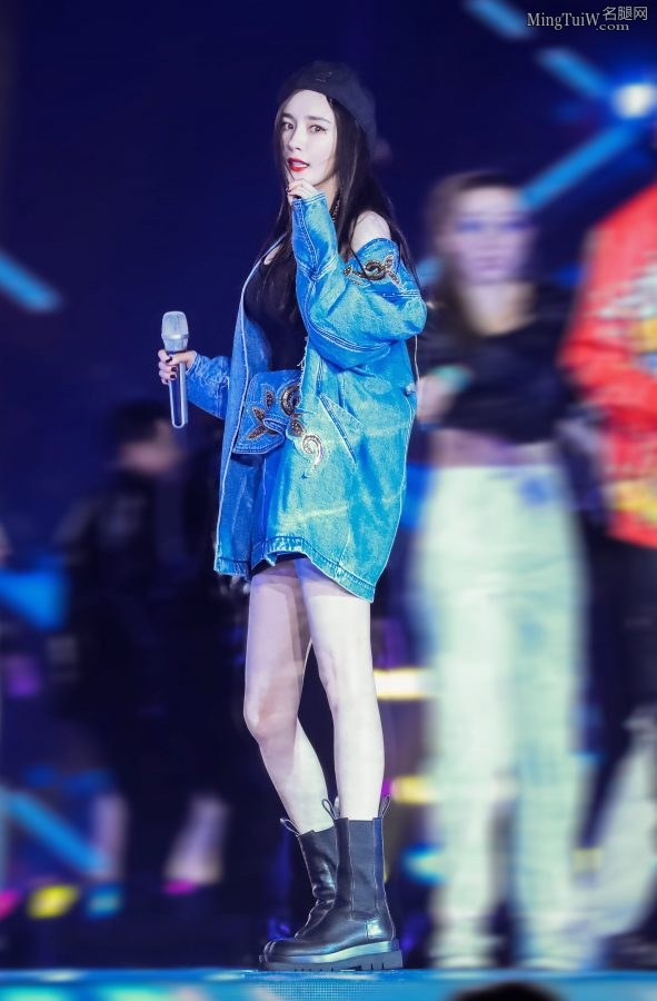 杨幂的女神Style 小皮靴贝雷帽一扭一扭真像样(15/36)