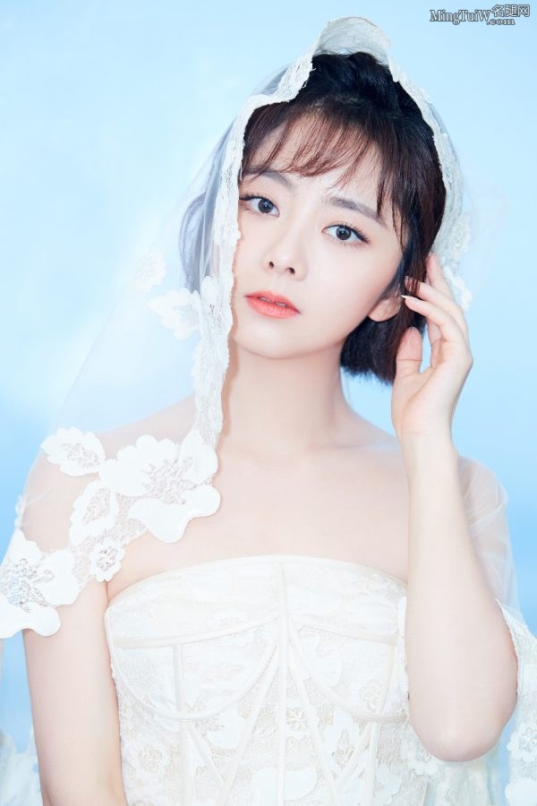 青春甜美的谭松韵代言化妆品薄纱露香肩(3/6)
