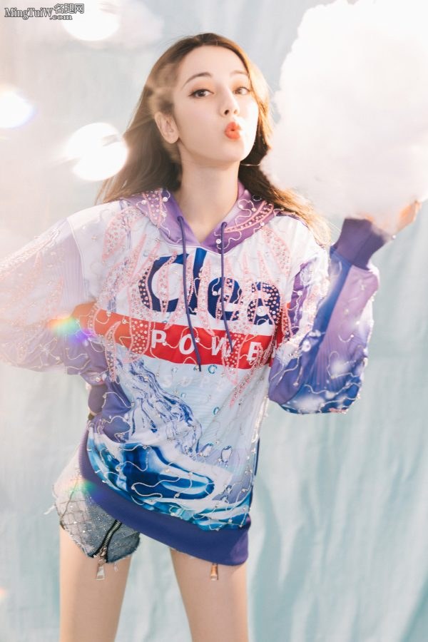 甜美女生迪丽热巴的美腿好光滑(5/5)