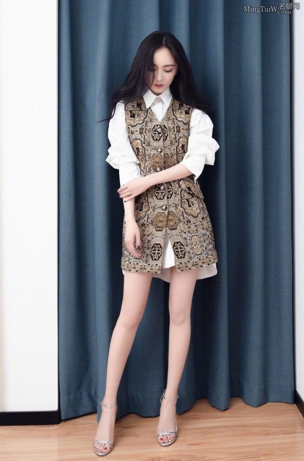 杨幂的迷人脸蛋加上纤细玉手和美腿 谁能不喜欢？(1/9)