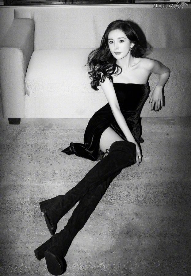 杨幂美腿长靴秀超美身材，修身皮裙展现飒爽气质(14/23)