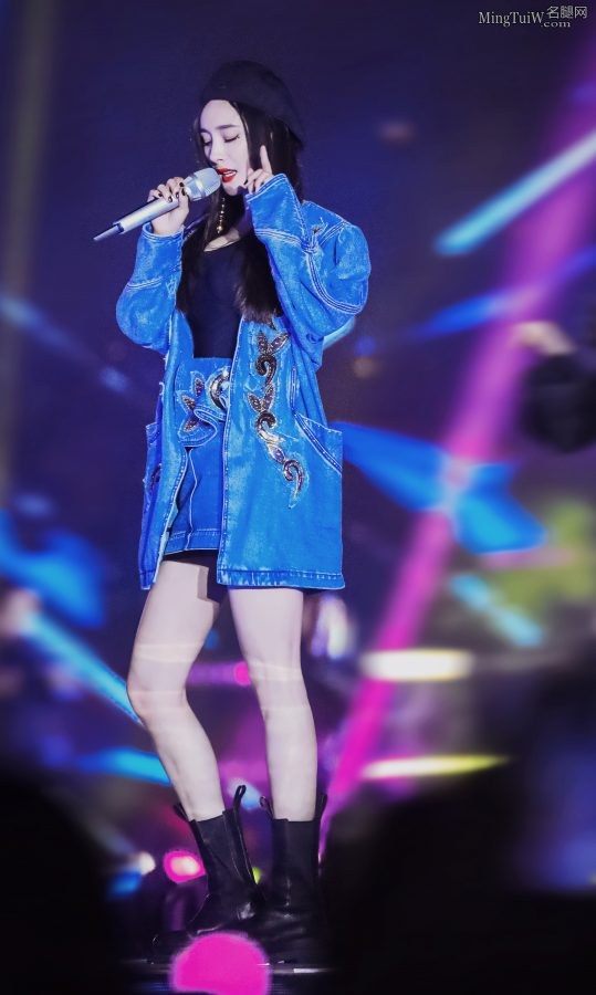 杨幂的女神Style 小皮靴贝雷帽一扭一扭真像样(19/36)