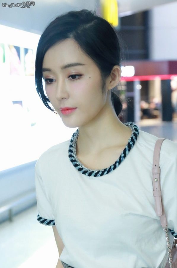 汤晶媚便装外出在机场穿拖鞋露脚趾(5/6)
