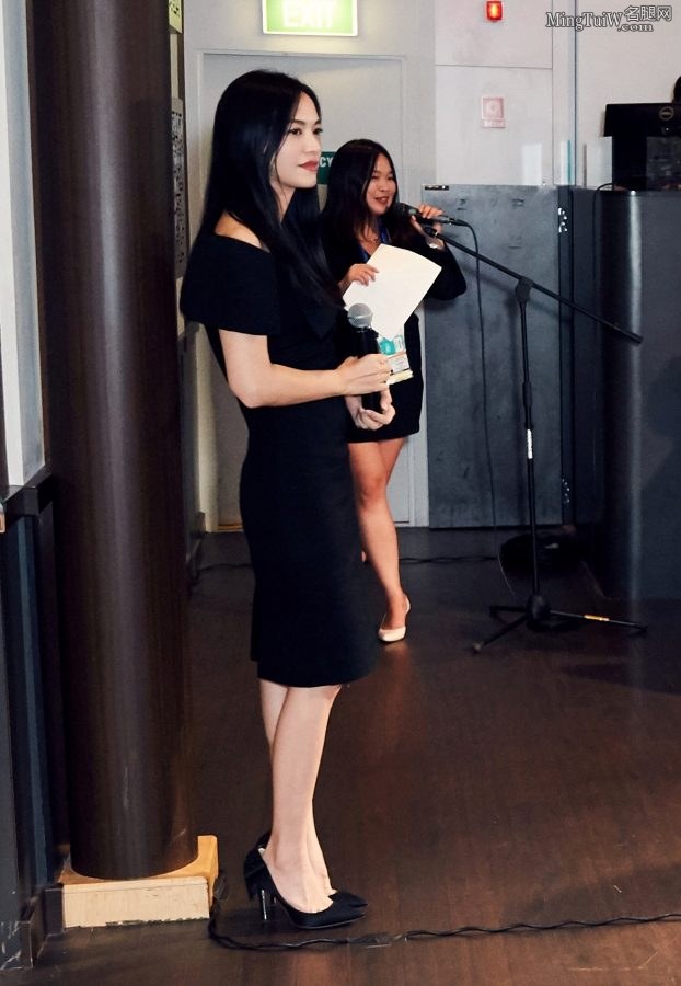 姚晨踩细高跟鞋演讲现场 小手握话筒形态优美(2/4)