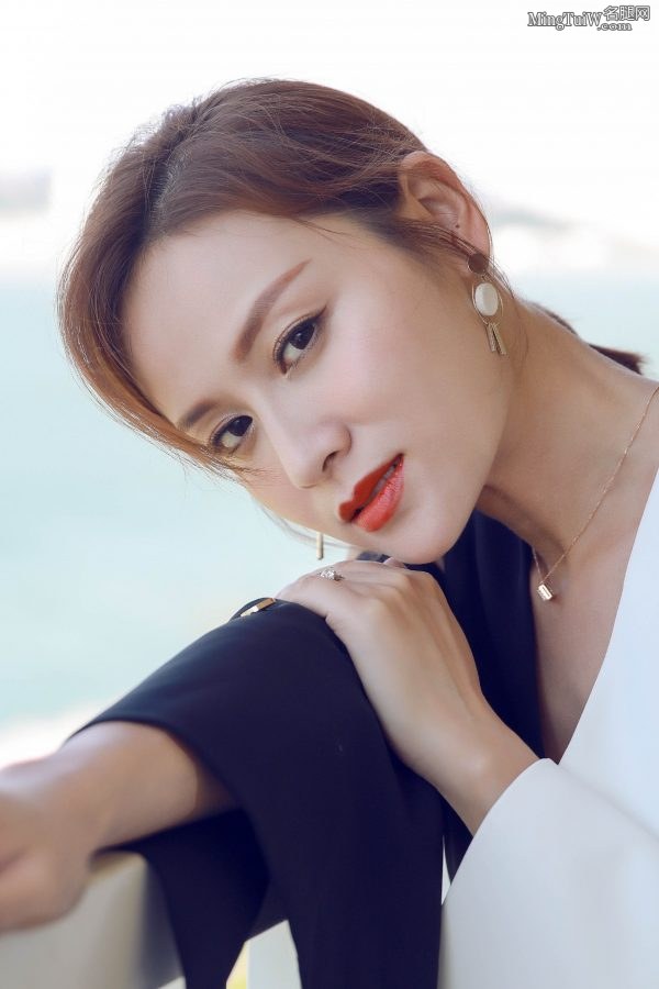 大气的美娇妻叶一茜的精致玉足(8/13)