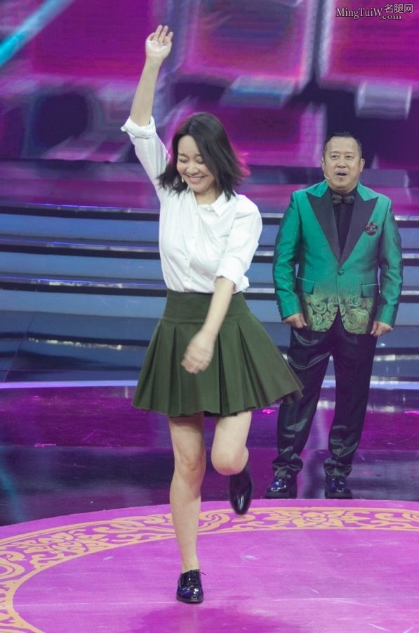 梁咏琪和闫妮一起节目 闫妮露大腿跳热舞（第3张/共3张）