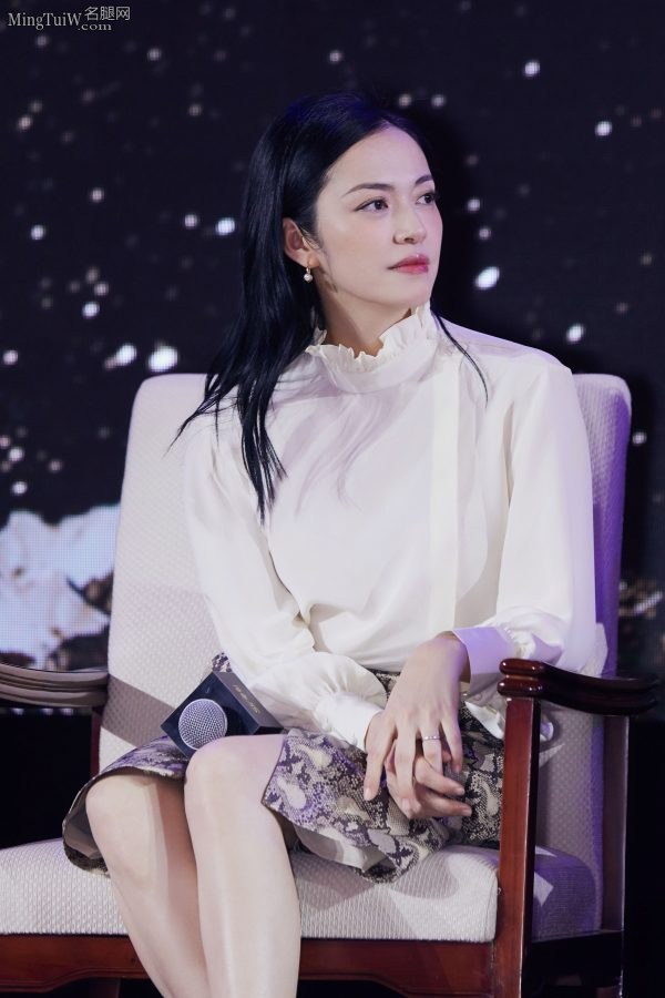 姚晨优雅叠腿坐姿肌肤如白玉般光滑(3/7)