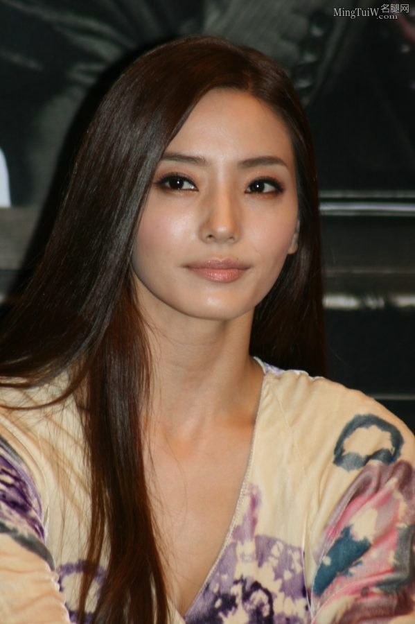 韩国美女韩彩英身着超短裙展露高跟美腿(2/2)