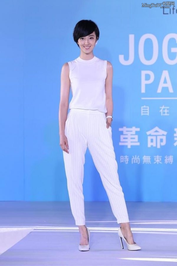 短发美女桂纶镁脚踩白色高跟鞋清爽靓丽(1/13)