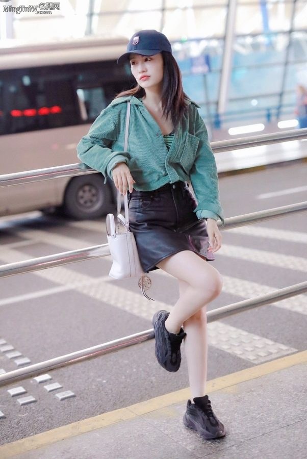 李沁机场展示长直美腿满满的少女感(8/9)