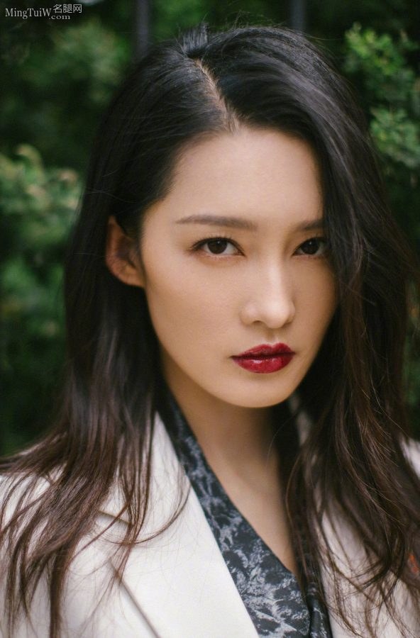 李沁身穿白色西装上衣露出修长美腿(10/11)