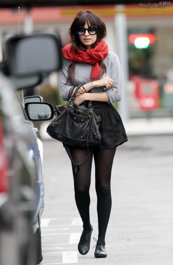 Nicole Richie was photographed wearing thick black pantyhose while going out(8/11)