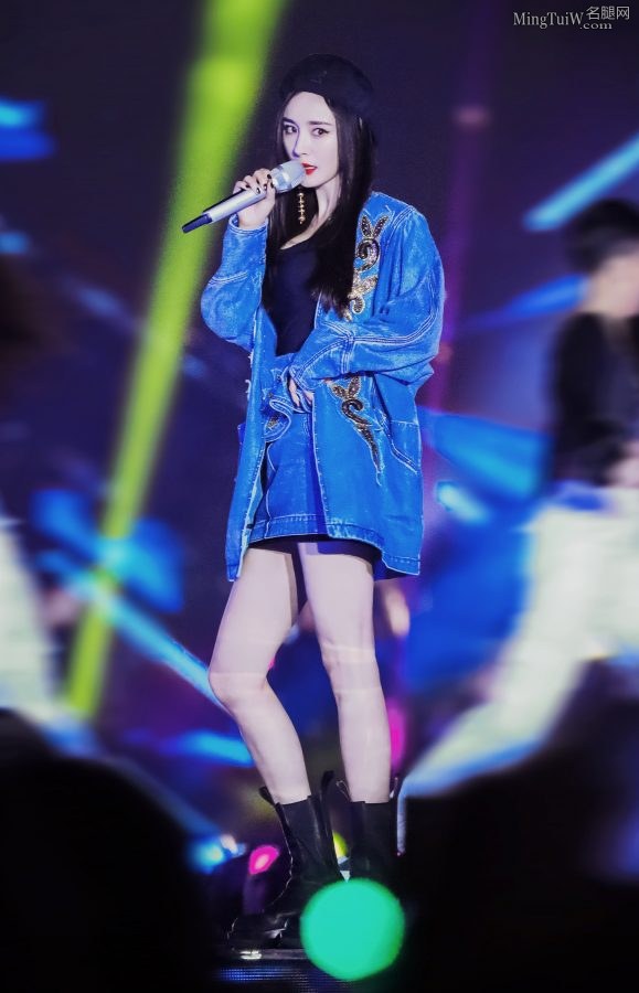 杨幂的女神Style 小皮靴贝雷帽一扭一扭真像样(18/36)