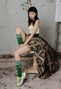 宋祖儿登上时尚杂志展示青春美大腿