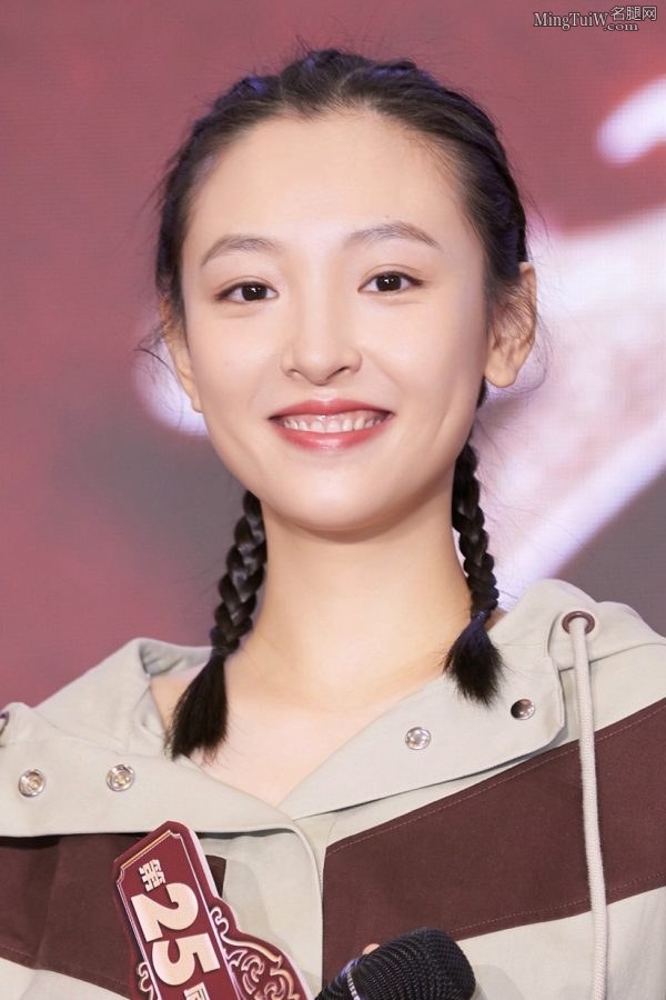 Wu Qian with two pigtails wore white hot pants to show off her beautiful legs(3/6)