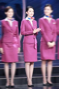 李沁身穿空姐制服宣传电影《中国机长》
