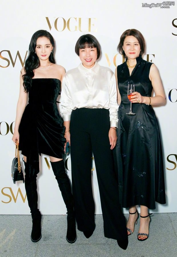 杨幂美腿长靴秀超美身材，修身皮裙展现飒爽气质(5/23)