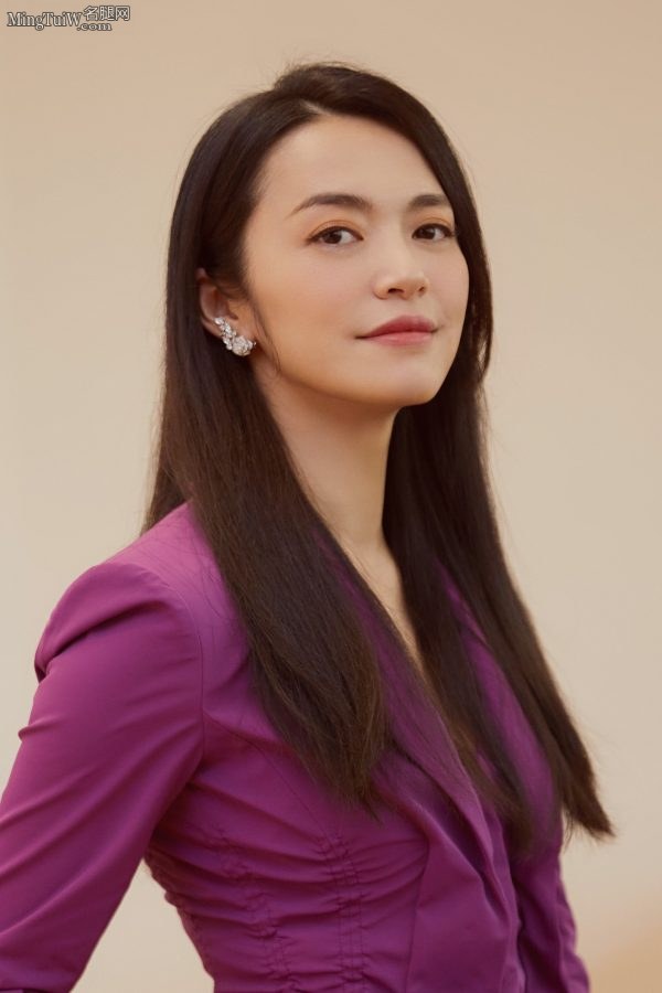 姚晨脚踩性感乳白色高跟鞋接受采访(8/10)